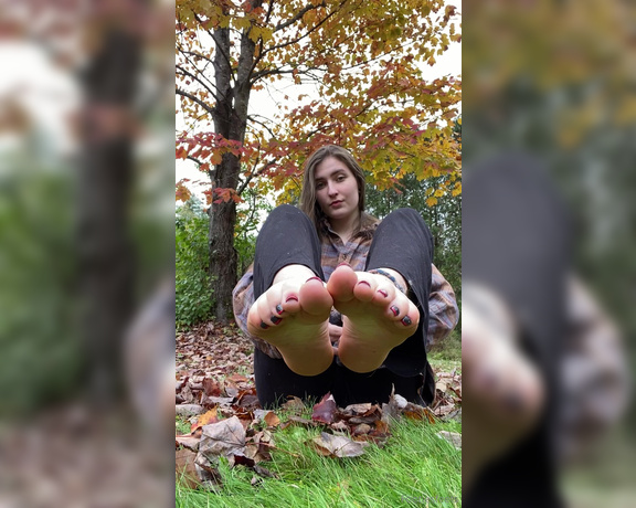 Delilah aka Footiesfeets OnlyFans - Fall is so pretty But I’m sad it’s getting cold Won’t be able to do outside content