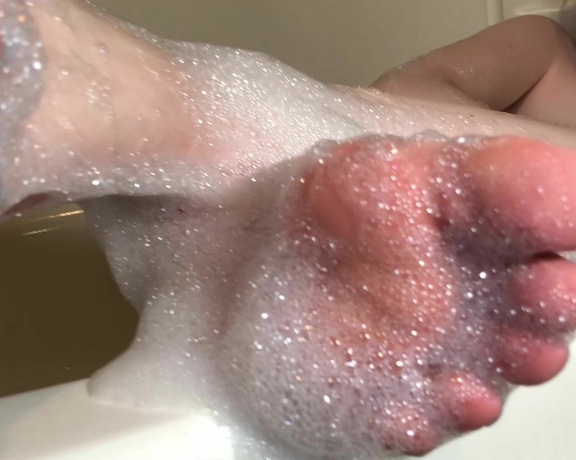 Delilah aka Footiesfeets OnlyFans - Thirsty Thursday bubble bath PT 2 What is it about a girl with big red soles taking a bubble bath