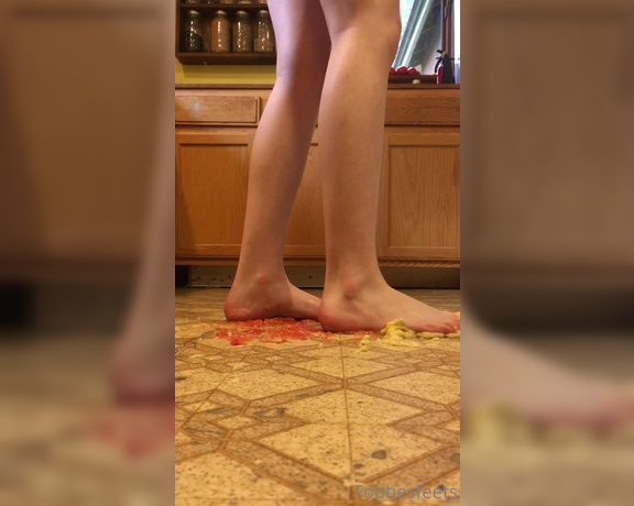 Delilah aka Footiesfeets OnlyFans - Food crushhhhhh Banana tomato stomp