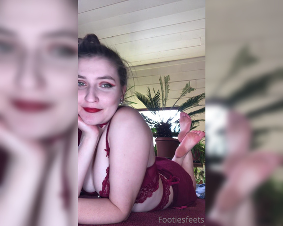 Delilah aka Footiesfeets OnlyFans - Let’s chat in the pose