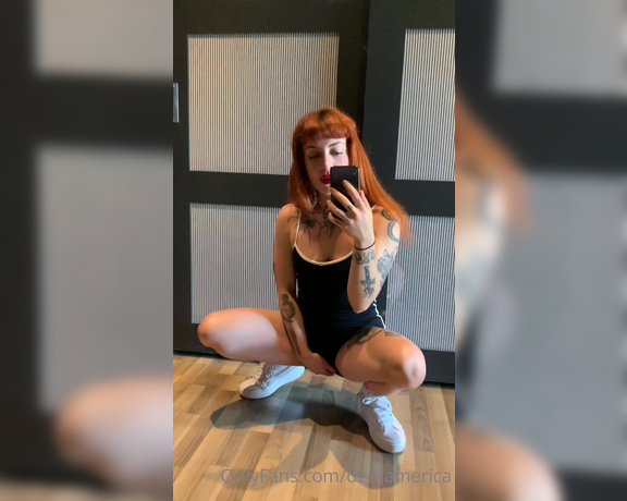 Fetish Domina aka Americafetish OnlyFans - As salgo a la calle! Adrame