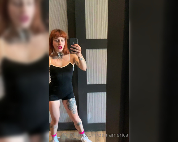 Fetish Domina aka Americafetish OnlyFans - As salgo a la calle! Adrame