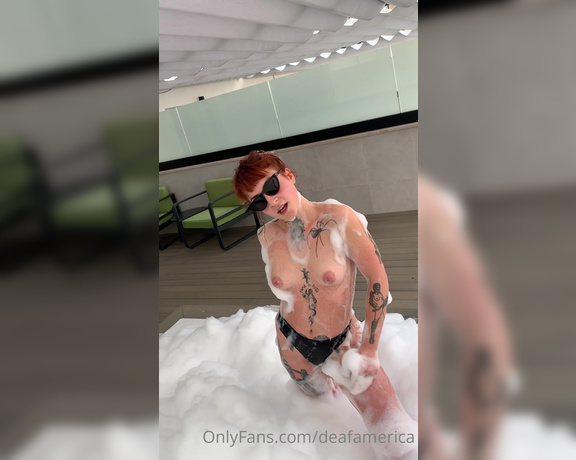 Fetish Domina aka Americafetish OnlyFans - Disfrutando en el jacuzzi, la espuma me cubre todo el cuerpo casi todo