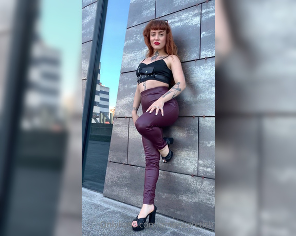 Fetish Domina aka Americafetish OnlyFans - Solo mrame caminar con leggings y tacones y tcate la pollita diciendo mi nombre