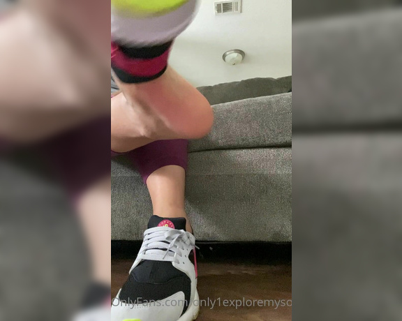 ExploreMySoles aka Only1exploremysoles OnlyFans - Enjoy me taking off my gym shoes love when they’re hot and sweaty