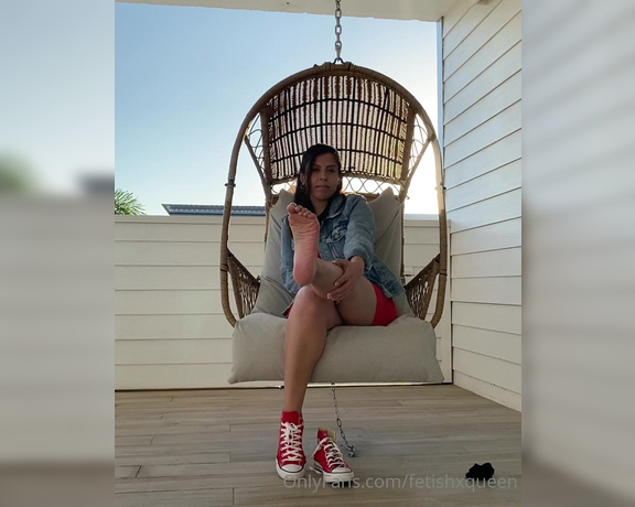 Fetishxqueen aka Fetishxqueen OnlyFans - Short converse, French pedi, and soles tease ) song play it Sam”