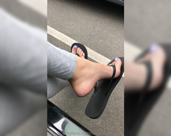 Fetishxqueen aka Fetishxqueen OnlyFans - Watch me dangling my flip flop I’m so impatient and I hate waiting! Lol