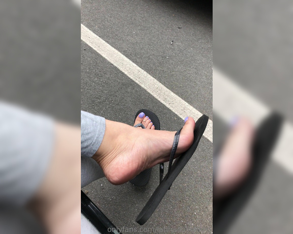 Fetishxqueen aka Fetishxqueen OnlyFans - Watch me dangling my flip flop I’m so impatient and I hate waiting! Lol