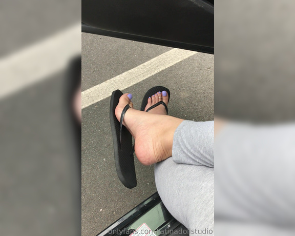 Fetishxqueen aka Fetishxqueen OnlyFans - Watch me dangling my flip flop I’m so impatient and I hate waiting! Lol