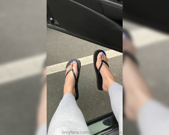 Fetishxqueen aka Fetishxqueen OnlyFans - Watch me dangling my flip flop I’m so impatient and I hate waiting! Lol