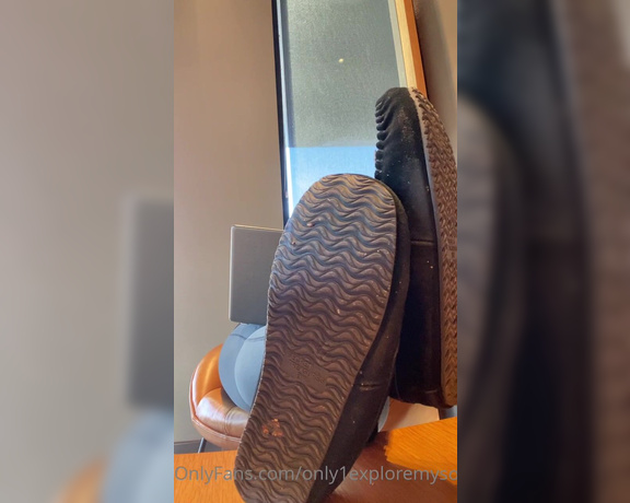 ExploreMySoles aka Only1exploremysoles OnlyFans - Coffee & Soles At Starbucks With