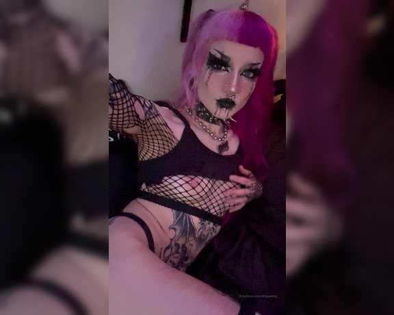 Maze aka M0rguekitty OnlyFans - Your favorite slut tip me to make my day bc my birthday is soon 5