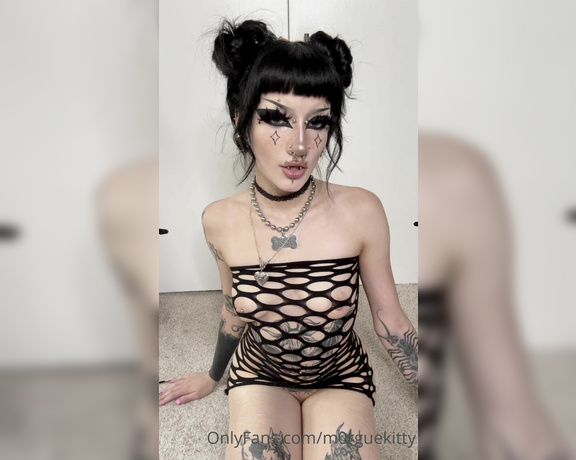 Maze aka M0rguekitty OnlyFans - For the men with mommypraise kinks, this ones for you swipe for some ass shaking 1
