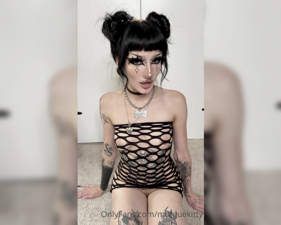 Maze aka M0rguekitty OnlyFans - For the men with mommypraise kinks, this ones for you swipe for some ass shaking 1