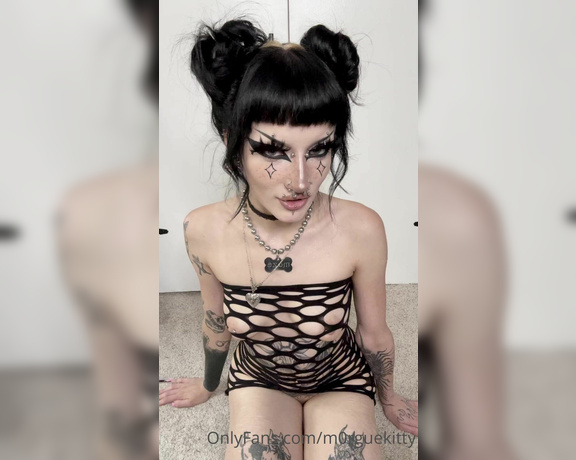 Maze aka M0rguekitty OnlyFans - For the men with mommypraise kinks, this ones for you swipe for some ass shaking 1