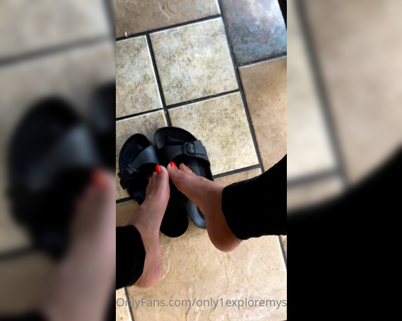 ExploreMySoles aka Only1exploremysoles OnlyFans - I just want my wings
