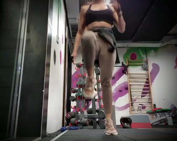 Goddess Domdeluxury aka Domdeluxury OnlyFans - Warm Up with Me in the gym if you can keep up )