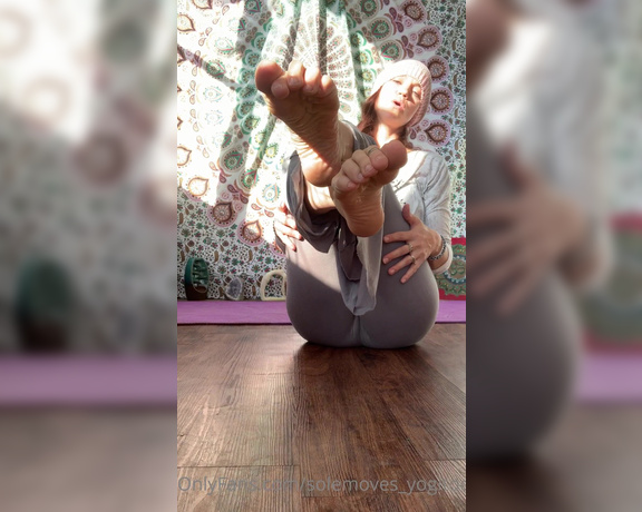 Sole Kissed aka Solemoves_yogitoes OnlyFans - I was asked to do a crisscross of the soles vid with no self worship, so here ya go y’all!! Happy