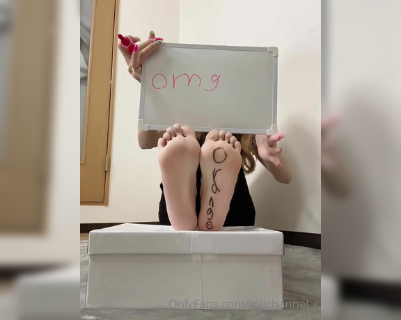 Miichannel_r aka Miichannel_r OnlyFans - Write the alphabet on the sole of your foot 1