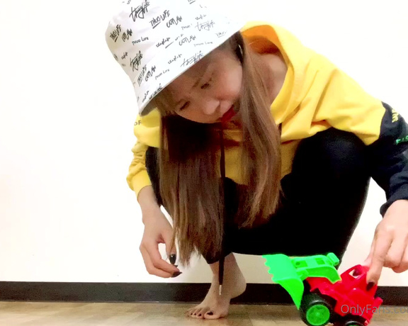 Miichannel_r aka Miichannel_r OnlyFans - I tried breaking a toy car with my feet [Giantess] 1