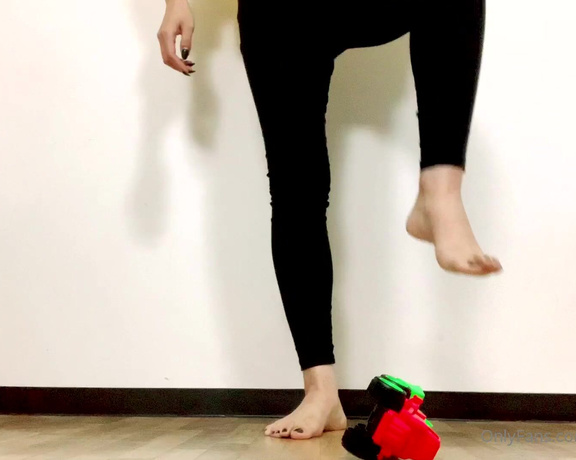 Miichannel_r aka Miichannel_r OnlyFans - I tried breaking a toy car with my feet [Giantess] 1