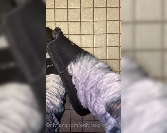 ExploreMySoles aka Only1exploremysoles OnlyFans - It was so cold in class today come rub them back warm