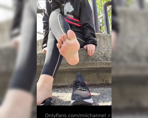 Miichannel_r aka Miichannel_r OnlyFans - BarefootBreak after walking in sneakers