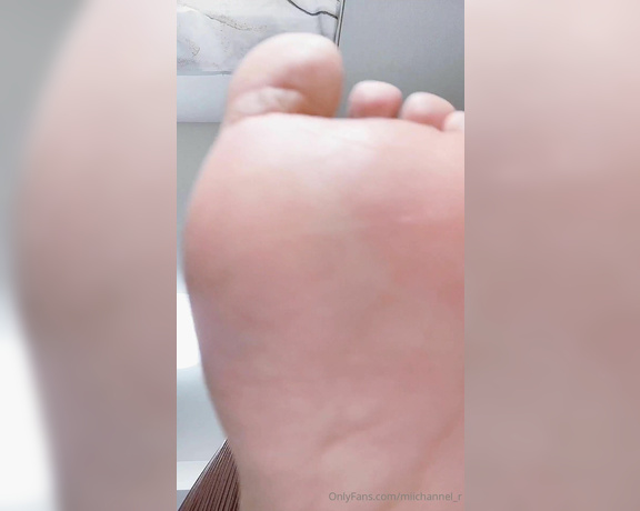 Miichannel_r aka Miichannel_r OnlyFans - A giantess tramples