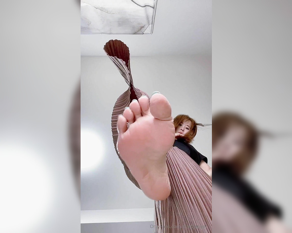 Miichannel_r aka Miichannel_r OnlyFans - A giantess tramples