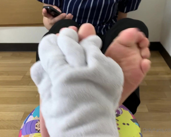 Miichannel_r aka Miichannel_r OnlyFans - Tickling the soles of the feet 1