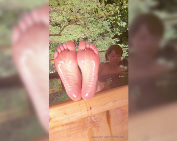 Miichannel_r aka Miichannel_r OnlyFans - Soles of feet while bathing in hot springs