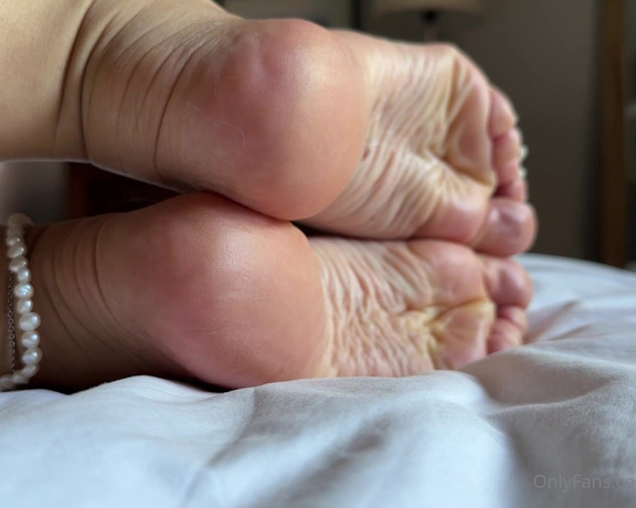 Solesmad Fetish Queen aka Solesmadvip OnlyFans - It’s hard for you to sleep do this count each one of my wrinkles on my right foot and then those