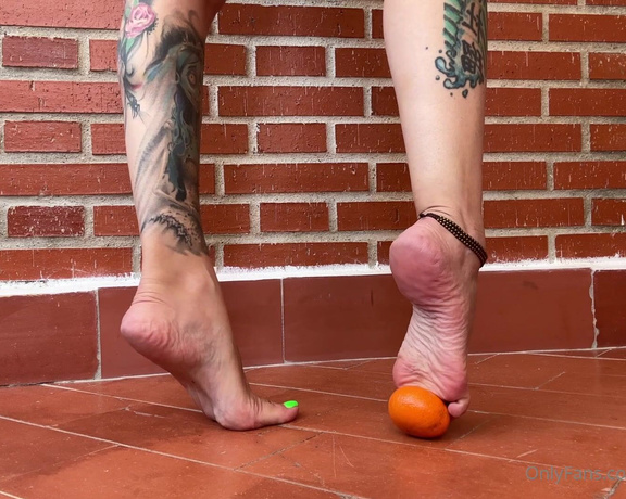 Solesmad Fetish Queen aka Solesmadvip OnlyFans - Crush with my amazing arches! suck the juice from the floor and from my soles and say Thank you god