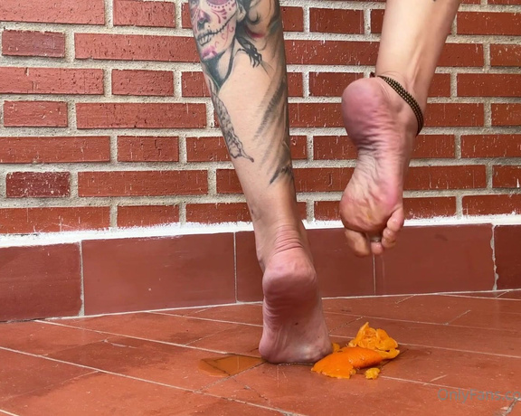 Solesmad Fetish Queen aka Solesmadvip OnlyFans - Crush with my amazing arches! suck the juice from the floor and from my soles and say Thank you god