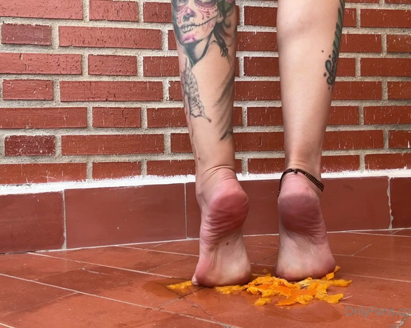 Solesmad Fetish Queen aka Solesmadvip OnlyFans - Crush with my amazing arches! suck the juice from the floor and from my soles and say Thank you god