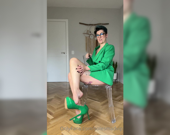 Solesmad Fetish Queen aka Solesmadvip OnlyFans - Green is my color Dangling for you Diferents views Play with you