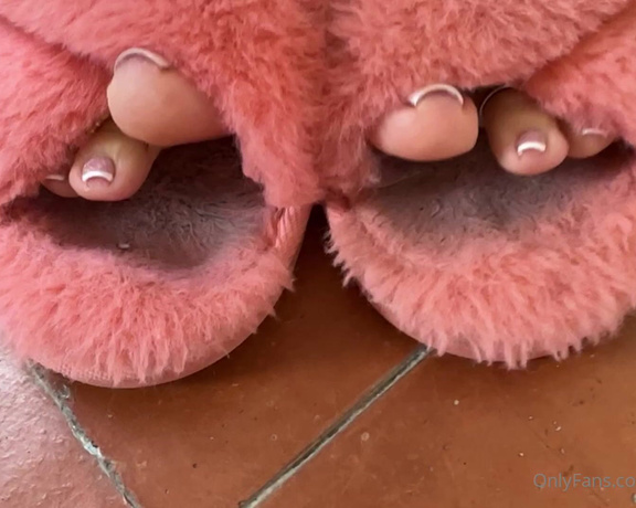 Solesmad Fetish Queen aka Solesmadvip OnlyFans - On the floor worshipping my toes