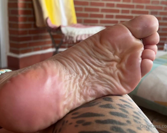 Solesmad Fetish Queen aka Solesmadvip OnlyFans - Sunday morning wrinkled soles