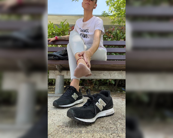 Solesmad Fetish Queen aka Solesmadvip OnlyFans - Its so hot, I sit down and take off my sweaty socks in the park!! my sweaty toes ready to suck