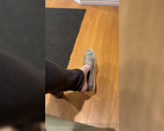 XoMissMandi aka Xomistressmandi OnlyFans - Sitting in the Drs office waiting room dangling the shoes off my feet! I bet if you were in that