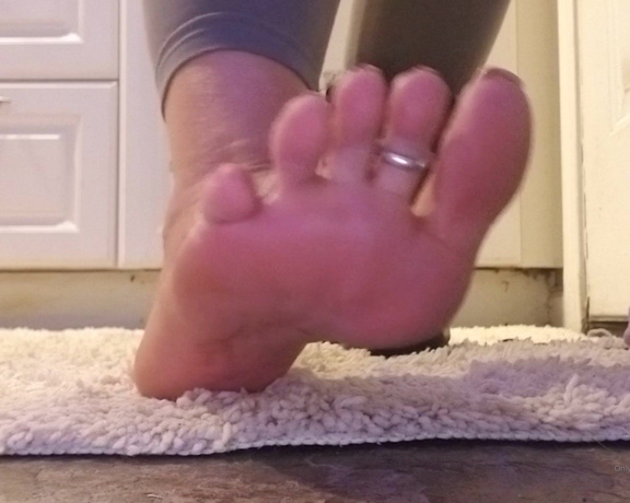 Loveher_toes aka Loveher_toes OnlyFans - Wanna smell them before I go to bed