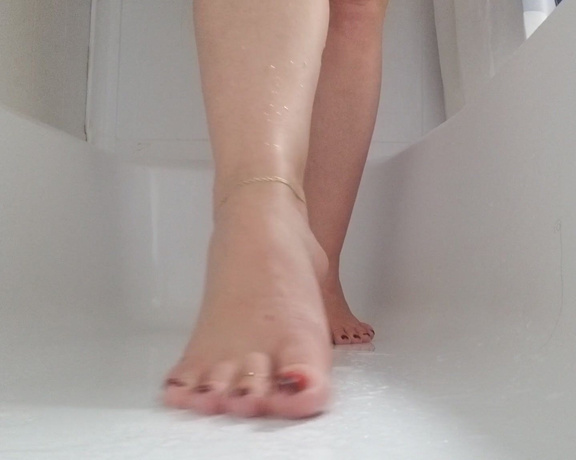 Loveher_toes aka Loveher_toes OnlyFans - Morning! Can you wash me up