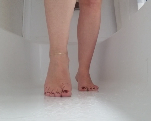 Loveher_toes aka Loveher_toes OnlyFans - Morning! Can you wash me up