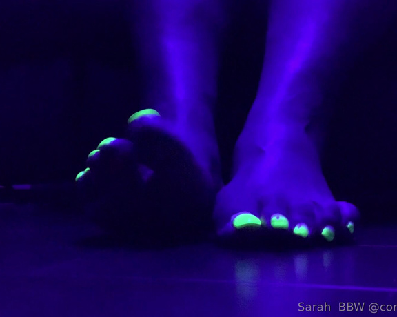 Sarah BBW Fantasy Toes aka Comefollowsarah OnlyFans - Enjoy this glow in the dark foot flexing video !!! Yes floor view just how you like