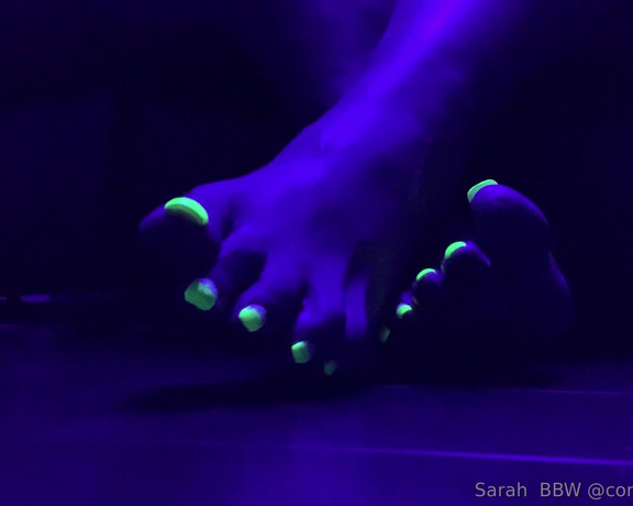 Sarah BBW Fantasy Toes aka Comefollowsarah OnlyFans - Enjoy this glow in the dark foot flexing video !!! Yes floor view just how you like