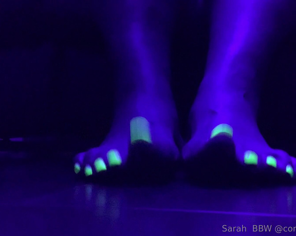 Sarah BBW Fantasy Toes aka Comefollowsarah OnlyFans - Enjoy this glow in the dark foot flexing video !!! Yes floor view just how you like