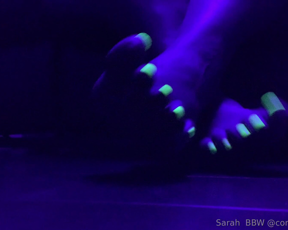 Sarah BBW Fantasy Toes aka Comefollowsarah OnlyFans - Enjoy this glow in the dark foot flexing video !!! Yes floor view just how you like