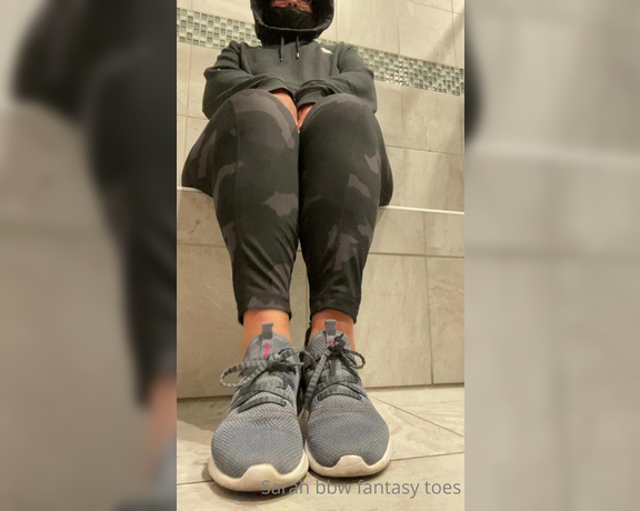 Sarah BBW Fantasy Toes aka Comefollowsarah OnlyFans - Taking off these gym shoes