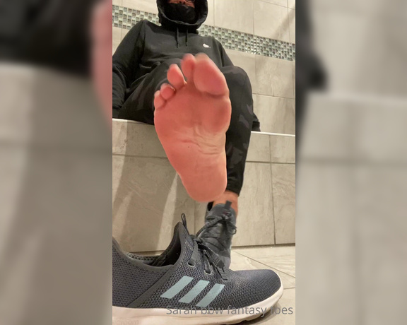 Sarah BBW Fantasy Toes aka Comefollowsarah OnlyFans - Taking off these gym shoes