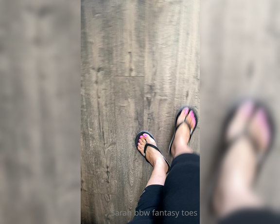 Sarah BBW Fantasy Toes aka Comefollowsarah OnlyFans - Little flip flop action!! You know you love that smacking sound